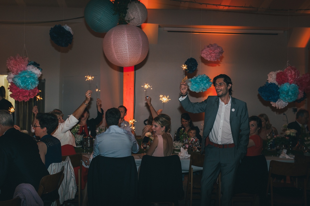 Mariage simple, végétal, fleuri, rustique à l'abbaye de Saint Martin de Boscherville en Normandie et réception de mariage aux grange de Bosc Grimont ; robe fluide dentelle, 2cv, polaroïd, costume et noeud papillon liberty par Emmanuelle Auzou de Vogue Photography, french wedding photographer in Normandy