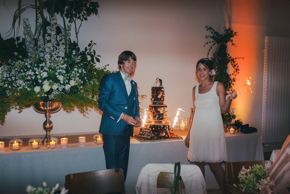 Mariage simple, végétal, fleuri, rustique à l'abbaye de Saint Martin de Boscherville en Normandie et réception de mariage aux grange de Bosc Grimont ; robe fluide dentelle, 2cv, polaroïd, costume et noeud papillon liberty par Emmanuelle Auzou de Vogue Photography, french wedding photographer in Normandy