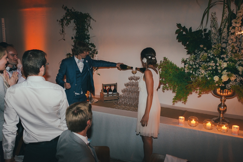 Mariage simple, végétal, fleuri, rustique à l'abbaye de Saint Martin de Boscherville en Normandie et réception de mariage aux grange de Bosc Grimont ; robe fluide dentelle, 2cv, polaroïd, costume et noeud papillon liberty par Emmanuelle Auzou de Vogue Photography, french wedding photographer in Normandy