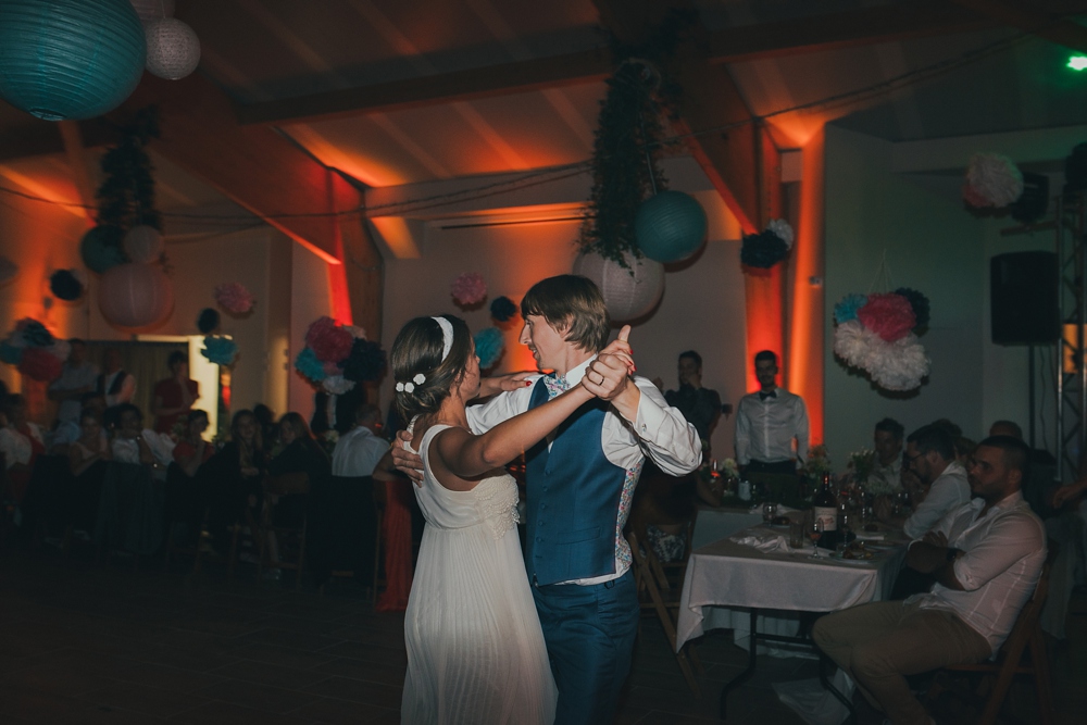 Mariage simple, végétal, fleuri, rustique à l'abbaye de Saint Martin de Boscherville en Normandie et réception de mariage aux grange de Bosc Grimont ; robe fluide dentelle, 2cv, polaroïd, costume et noeud papillon liberty par Emmanuelle Auzou de Vogue Photography, french wedding photographer in Normandy