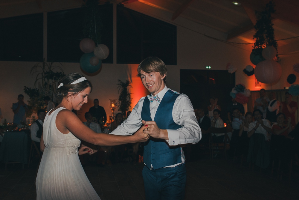 Mariage simple, végétal, fleuri, rustique à l'abbaye de Saint Martin de Boscherville en Normandie et réception de mariage aux grange de Bosc Grimont ; robe fluide dentelle, 2cv, polaroïd, costume et noeud papillon liberty par Emmanuelle Auzou de Vogue Photography, french wedding photographer in Normandy