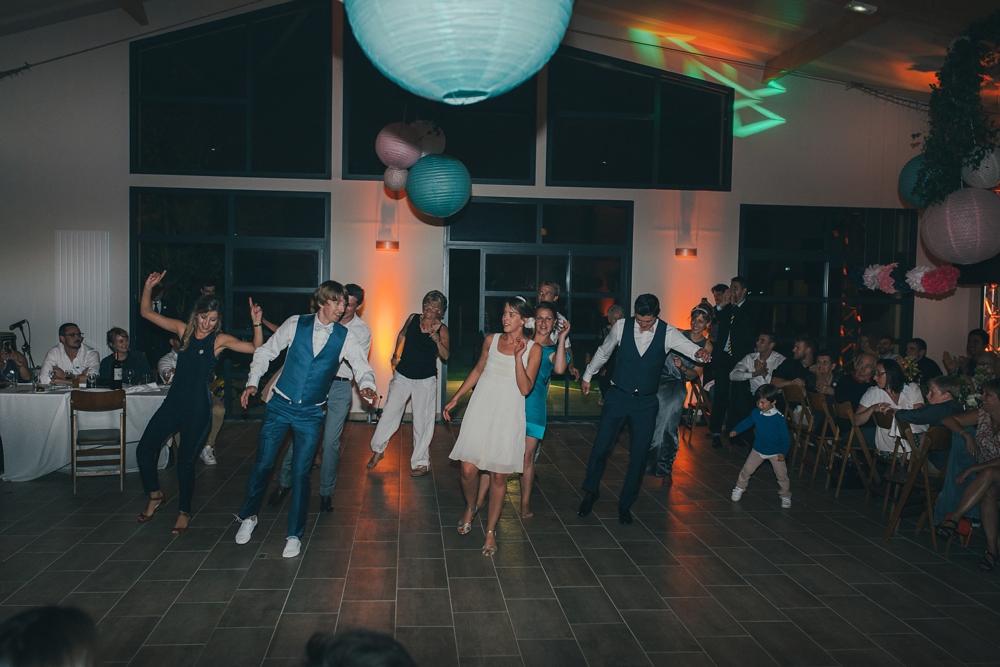 Mariage simple, végétal, fleuri, rustique à l'abbaye de Saint Martin de Boscherville en Normandie et réception de mariage aux grange de Bosc Grimont ; robe fluide dentelle, 2cv, polaroïd, costume et noeud papillon liberty par Emmanuelle Auzou de Vogue Photography, french wedding photographer in Normandy