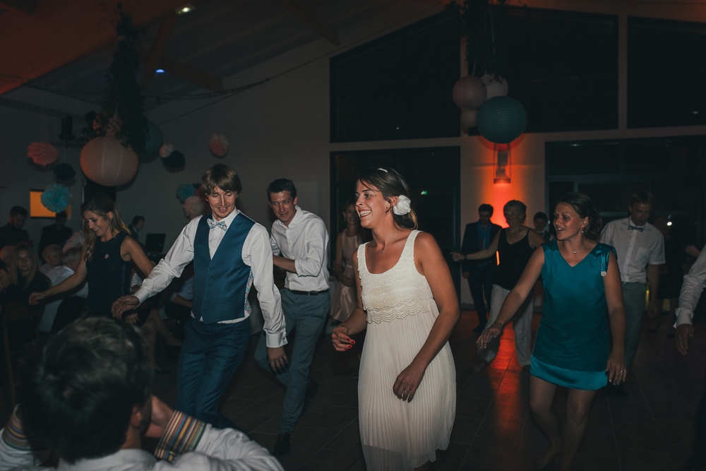 Mariage simple, végétal, fleuri, rustique à l'abbaye de Saint Martin de Boscherville en Normandie et réception de mariage aux grange de Bosc Grimont ; robe fluide dentelle, 2cv, polaroïd, costume et noeud papillon liberty par Emmanuelle Auzou de Vogue Photography, french wedding photographer in Normandy
