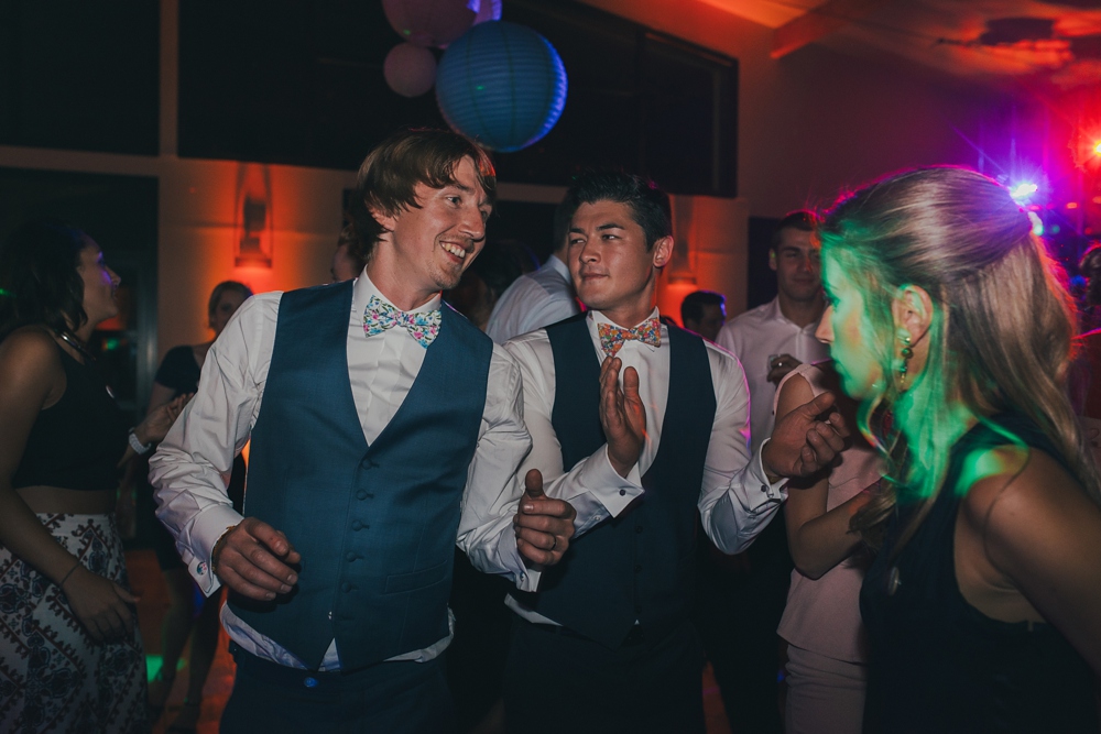 Mariage simple, végétal, fleuri, rustique à l'abbaye de Saint Martin de Boscherville en Normandie et réception de mariage aux grange de Bosc Grimont ; robe fluide dentelle, 2cv, polaroïd, costume et noeud papillon liberty par Emmanuelle Auzou de Vogue Photography, french wedding photographer in Normandy