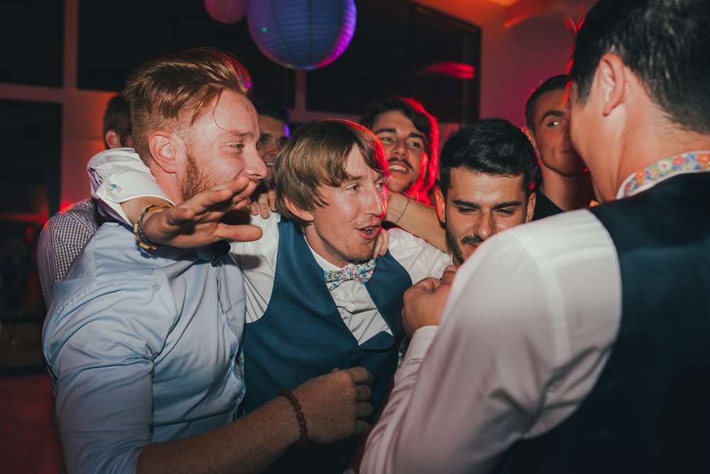 Mariage simple, végétal, fleuri, rustique à l'abbaye de Saint Martin de Boscherville en Normandie et réception de mariage aux grange de Bosc Grimont ; robe fluide dentelle, 2cv, polaroïd, costume et noeud papillon liberty par Emmanuelle Auzou de Vogue Photography, french wedding photographer in Normandy