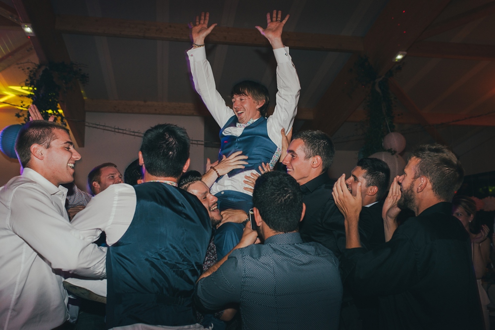 Mariage simple, végétal, fleuri, rustique à l'abbaye de Saint Martin de Boscherville en Normandie et réception de mariage aux grange de Bosc Grimont ; robe fluide dentelle, 2cv, polaroïd, costume et noeud papillon liberty par Emmanuelle Auzou de Vogue Photography, french wedding photographer in Normandy