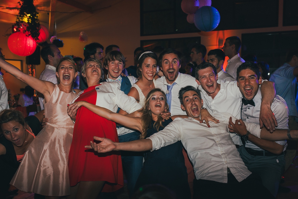 Mariage simple, végétal, fleuri, rustique à l'abbaye de Saint Martin de Boscherville en Normandie et réception de mariage aux grange de Bosc Grimont ; robe fluide dentelle, 2cv, polaroïd, costume et noeud papillon liberty par Emmanuelle Auzou de Vogue Photography, french wedding photographer in Normandy