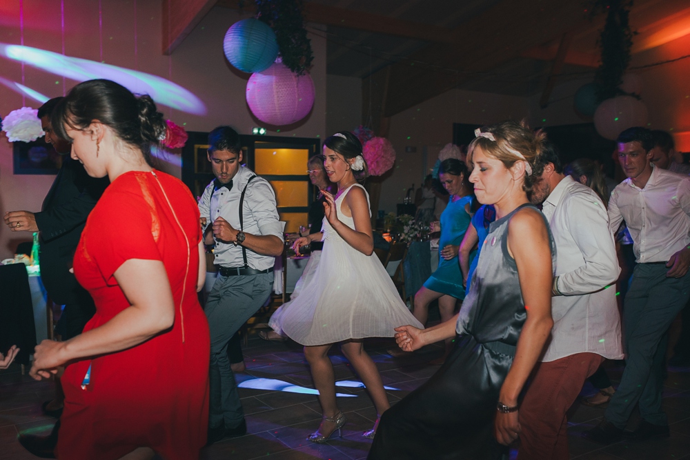 Mariage simple, végétal, fleuri, rustique à l'abbaye de Saint Martin de Boscherville en Normandie et réception de mariage aux grange de Bosc Grimont ; robe fluide dentelle, 2cv, polaroïd, costume et noeud papillon liberty par Emmanuelle Auzou de Vogue Photography, french wedding photographer in Normandy