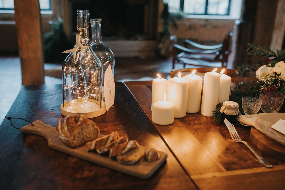 Shooting d'inspiration mariage hivernal organisé par une wedding planer à la Dîme de Giverny en Normandie ambiance rustique et vieille grange, guirlandes de lumières, bougies, feu de bois, sapin photographe Emmanuelle Auzou de Vogue Photography