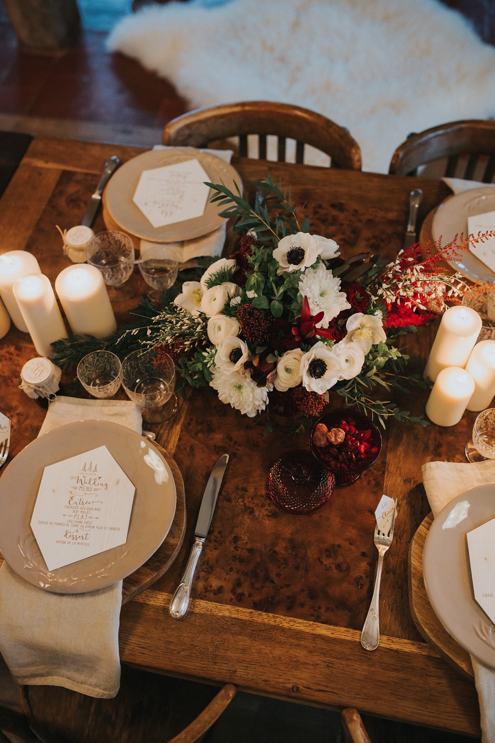 Shooting d'inspiration mariage hivernal organisé par une wedding planer à la Dîme de Giverny en Normandie ambiance rustique et vieille grange, guirlandes de lumières, bougies, feu de bois, sapin photographe Emmanuelle Auzou de Vogue Photography