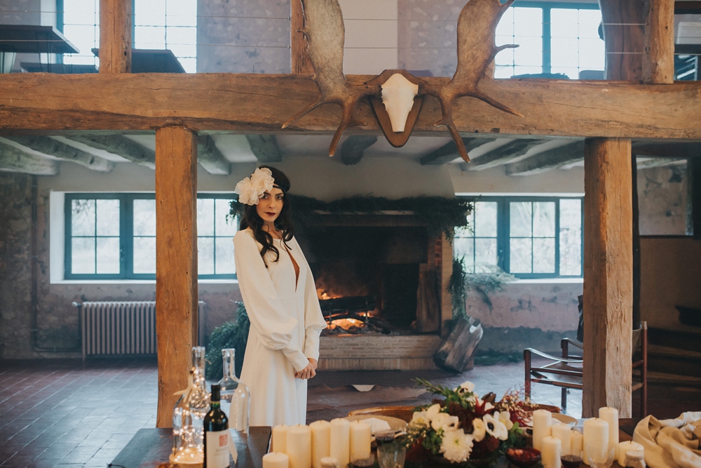 Shooting d'inspiration mariage hivernal organisé par une wedding planer à la Dîme de Giverny en Normandie ambiance rustique et vieille grange, guirlandes de lumières, bougies, feu de bois, sapin photographe Emmanuelle Auzou de Vogue Photography