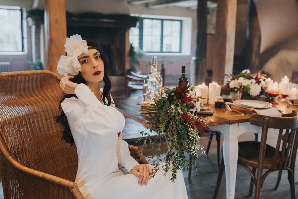 Shooting d'inspiration mariage hivernal organisé par une wedding planer à la Dîme de Giverny en Normandie ambiance rustique et vieille grange, guirlandes de lumières, bougies, feu de bois, sapin photographe Emmanuelle Auzou de Vogue Photography