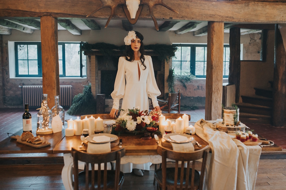 Shooting d'inspiration mariage hivernal organisé par une wedding planer à la Dîme de Giverny en Normandie ambiance rustique et vieille grange, guirlandes de lumières, bougies, feu de bois, sapin photographe Emmanuelle Auzou de Vogue Photography