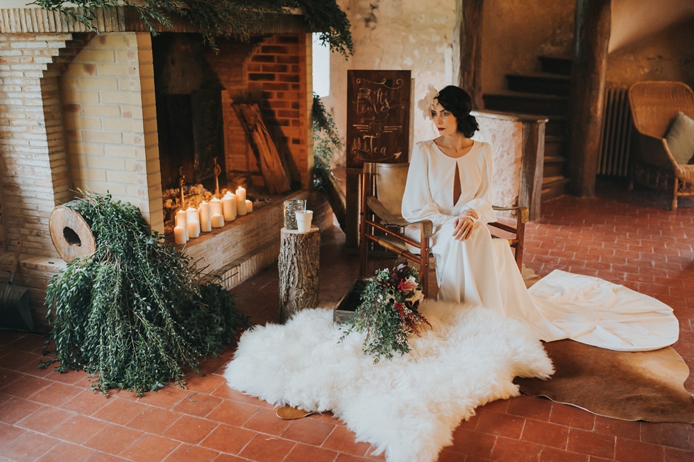 Shooting d'inspiration mariage hivernal organisé par une wedding planer à la Dîme de Giverny en Normandie ambiance rustique et vieille grange, guirlandes de lumières, bougies, feu de bois, sapin photographe Emmanuelle Auzou de Vogue Photography