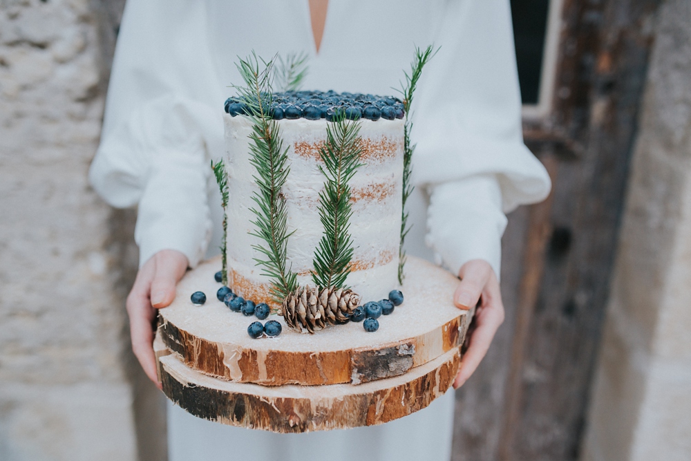 Shooting d'inspiration mariage hivernal organisé par une wedding planer à la Dîme de Giverny en Normandie ambiance rustique et vieille grange, guirlandes de lumières, bougies, feu de bois, sapin photographe Emmanuelle Auzou de Vogue Photography