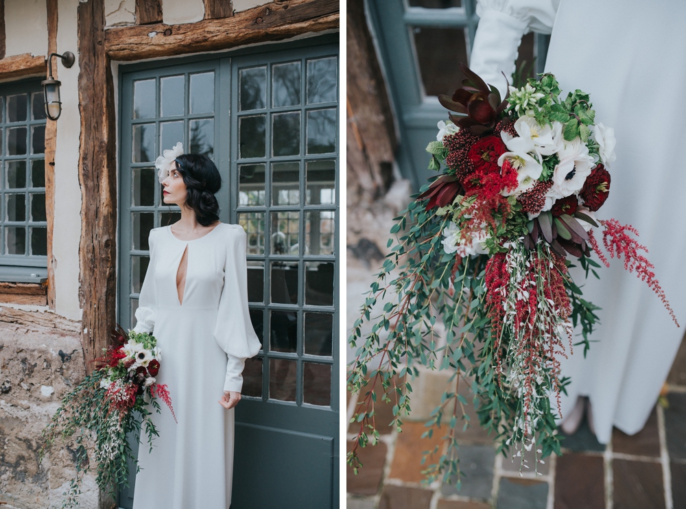 Shooting d'inspiration mariage hivernal organisé par une wedding planer à la Dîme de Giverny en Normandie ambiance rustique et vieille grange, guirlandes de lumières, bougies, feu de bois, sapin photographe Emmanuelle Auzou de Vogue Photography
