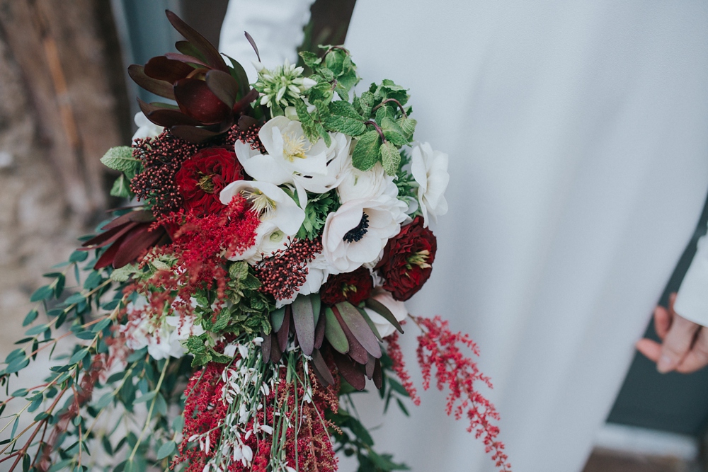 Shooting d'inspiration mariage hivernal organisé par une wedding planer à la Dîme de Giverny en Normandie ambiance rustique et vieille grange, guirlandes de lumières, bougies, feu de bois, sapin photographe Emmanuelle Auzou de Vogue Photography