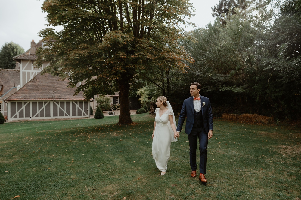 Mariage à la Dîme de Giverny en Normandie, robe Laure de Sagazan, photographe Emmanuelle Auzou - Vogue Photography
