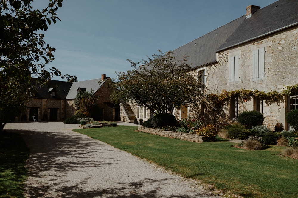 Mariage à la Grange Espins en Normandie près de Caen - Robe Laure de Sagazan - Photographe mariage Emmanuelle Auzou
