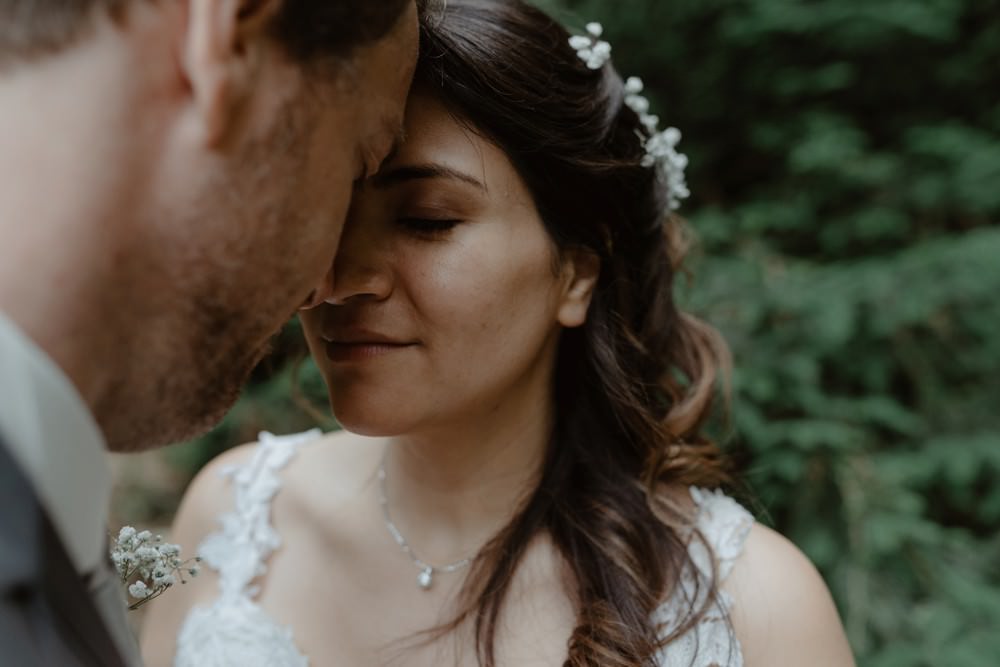 Photographe de mariage à l'Orangerie Saint Jean à La Chapelle sur Dun en Normandie - Salle de réception à la campagne, mariage sous tente, fleuriste Aude de Boishebert