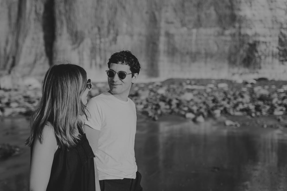 La jolie plage de Varengeville sur Mer comme lieu pour réaliser une séance couple (engagement) afin de faire connaissance avec sa photographe Emmanuelle Auzou, avant le mariage.