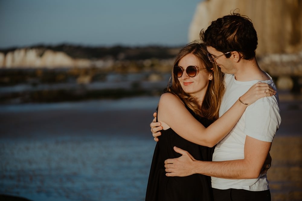 La jolie plage de Varengeville sur Mer comme lieu pour réaliser une séance couple (engagement) afin de faire connaissance avec sa photographe Emmanuelle Auzou, avant le mariage.