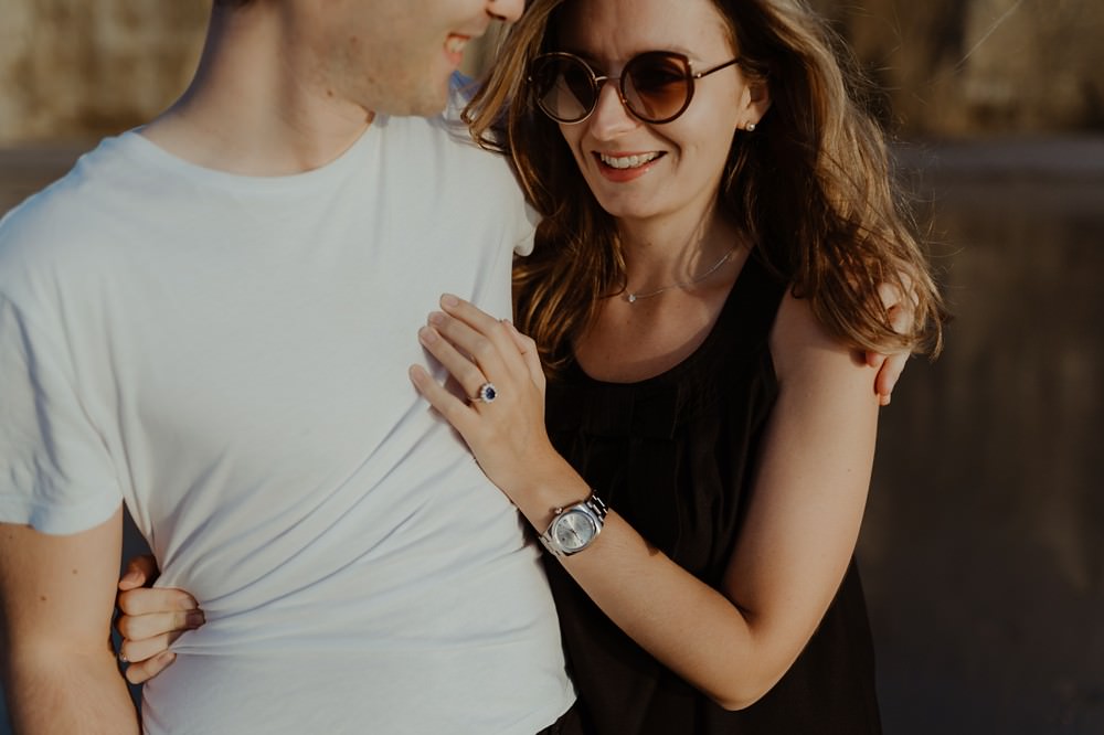 La jolie plage de Varengeville sur Mer comme lieu pour réaliser une séance couple (engagement) afin de faire connaissance avec sa photographe Emmanuelle Auzou, avant le mariage.