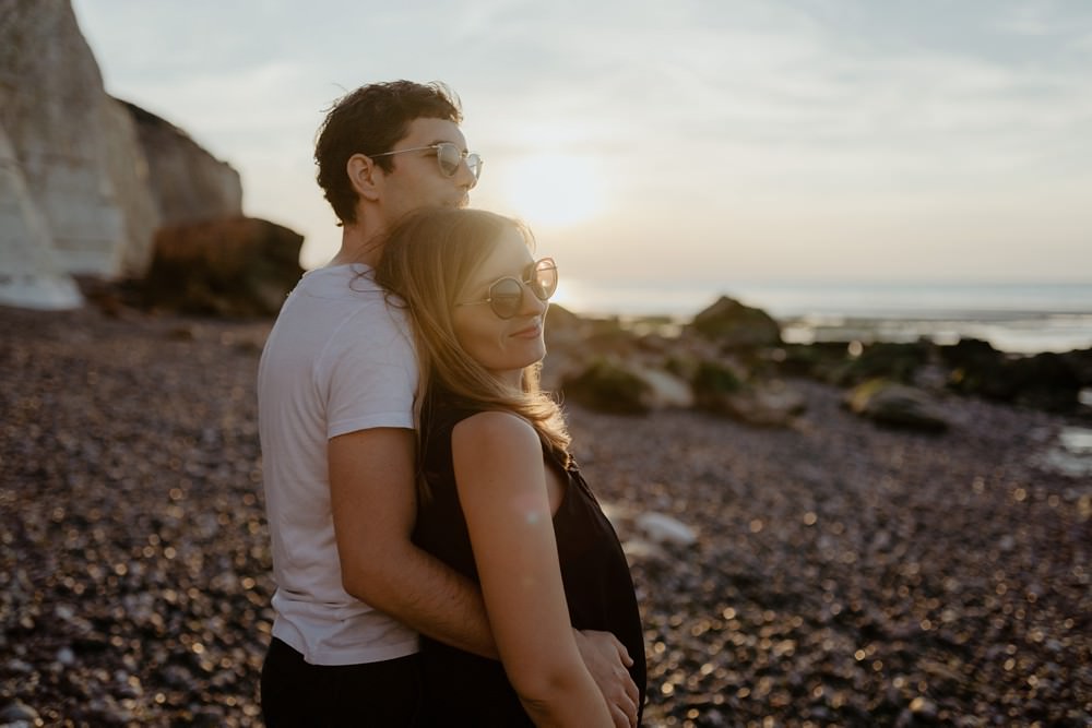 La jolie plage de Varengeville sur Mer comme lieu pour réaliser une séance couple (engagement) afin de faire connaissance avec sa photographe Emmanuelle Auzou, avant le mariage.