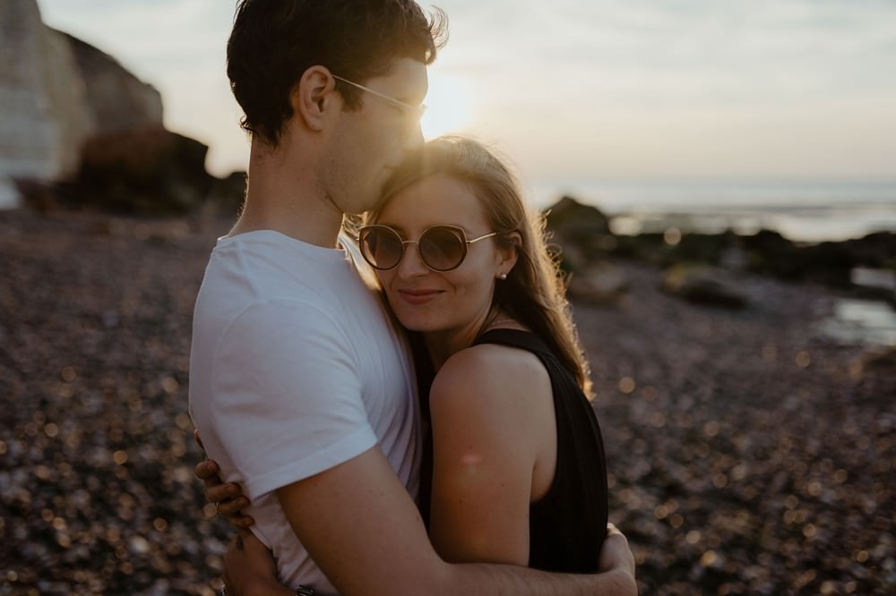 La jolie plage de Varengeville sur Mer comme lieu pour réaliser une séance couple (engagement) afin de faire connaissance avec sa photographe Emmanuelle Auzou, avant le mariage.