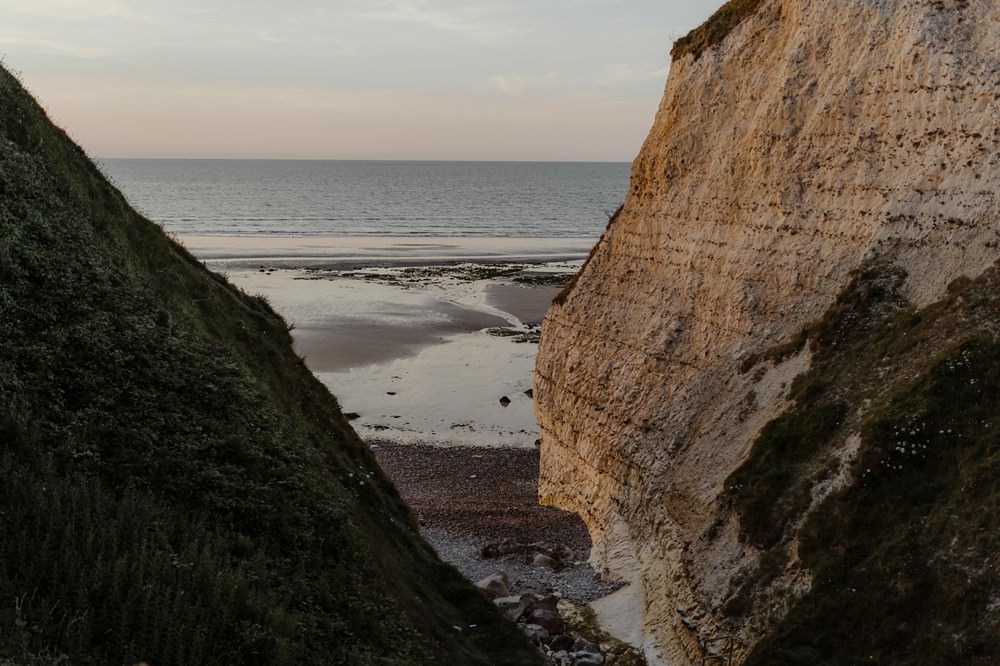 La jolie plage de Varengeville sur Mer comme lieu pour réaliser une séance couple (engagement) afin de faire connaissance avec sa photographe Emmanuelle Auzou, avant le mariage.