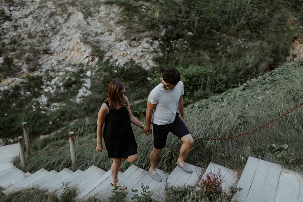 La jolie plage de Varengeville sur Mer comme lieu pour réaliser une séance couple (engagement) afin de faire connaissance avec sa photographe Emmanuelle Auzou, avant le mariage.