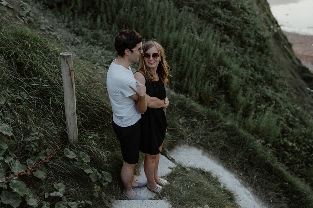 La jolie plage de Varengeville sur Mer comme lieu pour réaliser une séance couple (engagement) afin de faire connaissance avec sa photographe Emmanuelle Auzou, avant le mariage.