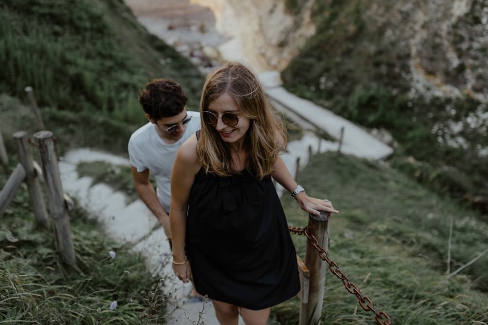 La jolie plage de Varengeville sur Mer comme lieu pour réaliser une séance couple (engagement) afin de faire connaissance avec sa photographe Emmanuelle Auzou, avant le mariage.