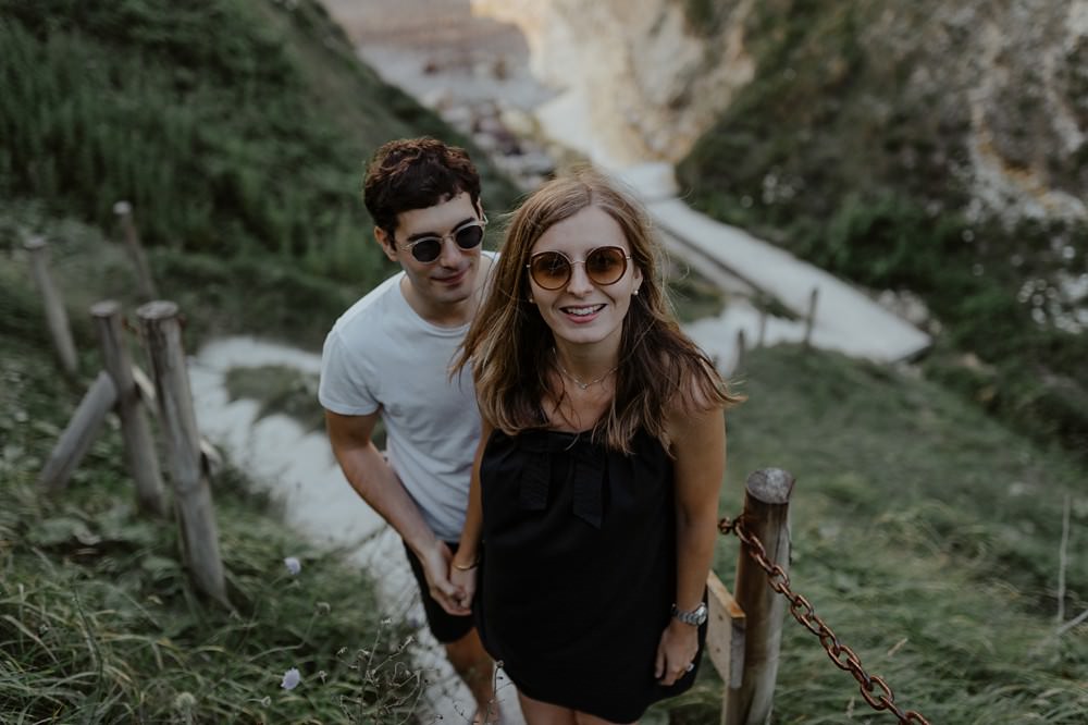 La jolie plage de Varengeville sur Mer comme lieu pour réaliser une séance couple (engagement) afin de faire connaissance avec sa photographe Emmanuelle Auzou, avant le mariage.