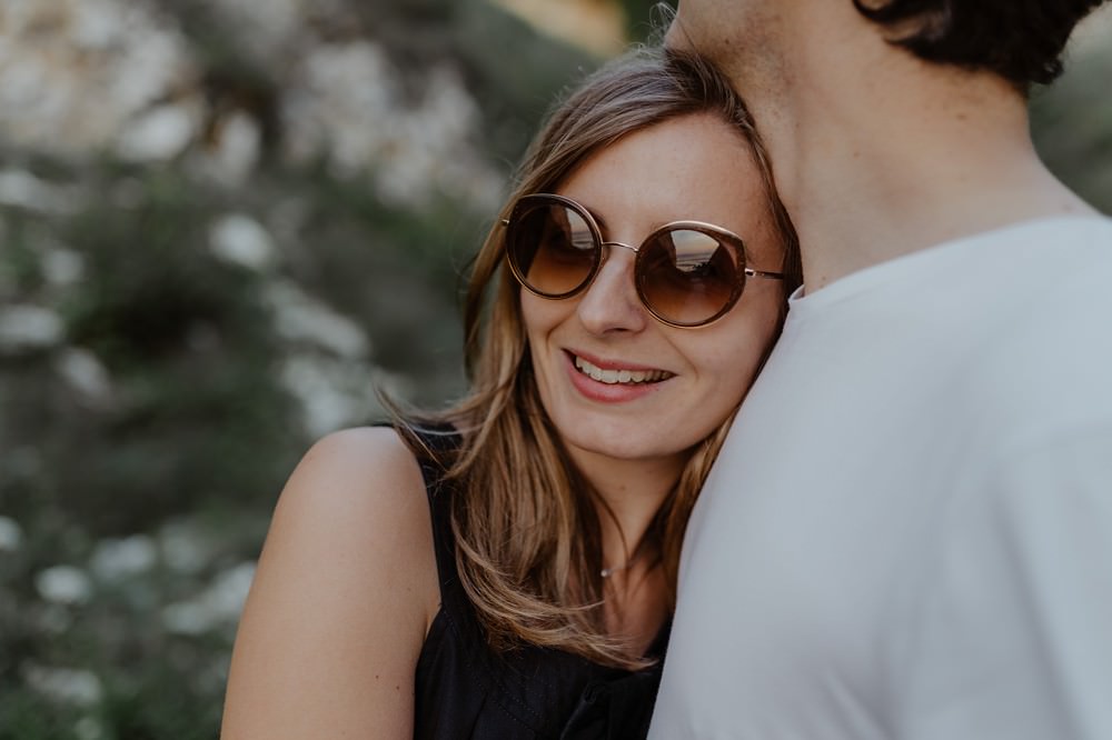 La jolie plage de Varengeville sur Mer comme lieu pour réaliser une séance couple (engagement) afin de faire connaissance avec sa photographe Emmanuelle Auzou, avant le mariage.