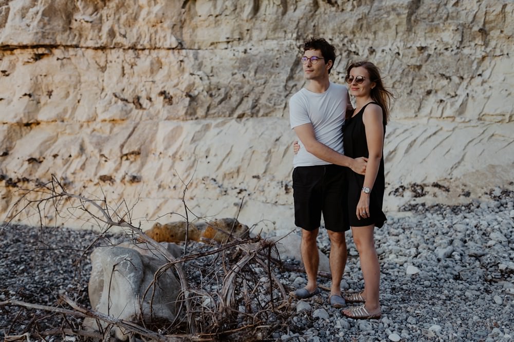 La jolie plage de Varengeville sur Mer comme lieu pour réaliser une séance couple (engagement) afin de faire connaissance avec sa photographe Emmanuelle Auzou, avant le mariage.