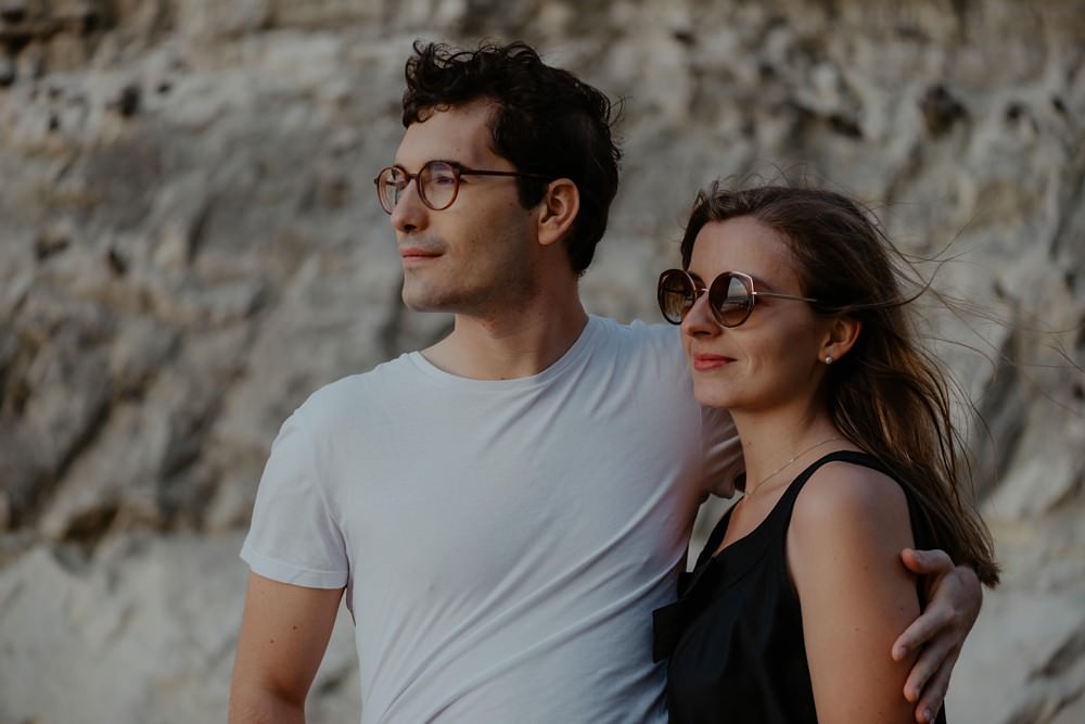La jolie plage de Varengeville sur Mer comme lieu pour réaliser une séance couple (engagement) afin de faire connaissance avec sa photographe Emmanuelle Auzou, avant le mariage.