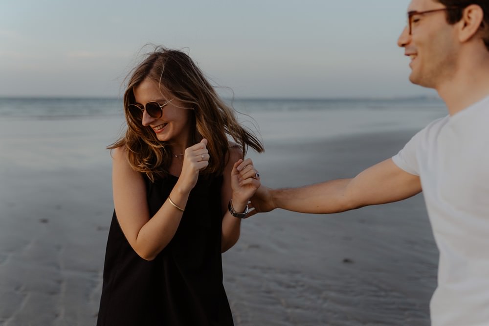 La jolie plage de Varengeville sur Mer comme lieu pour réaliser une séance couple (engagement) afin de faire connaissance avec sa photographe Emmanuelle Auzou, avant le mariage.