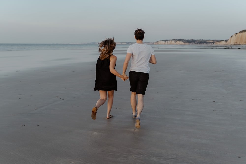 La jolie plage de Varengeville sur Mer comme lieu pour réaliser une séance couple (engagement) afin de faire connaissance avec sa photographe Emmanuelle Auzou, avant le mariage.