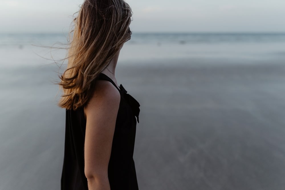La jolie plage de Varengeville sur Mer comme lieu pour réaliser une séance couple (engagement) afin de faire connaissance avec sa photographe Emmanuelle Auzou, avant le mariage.