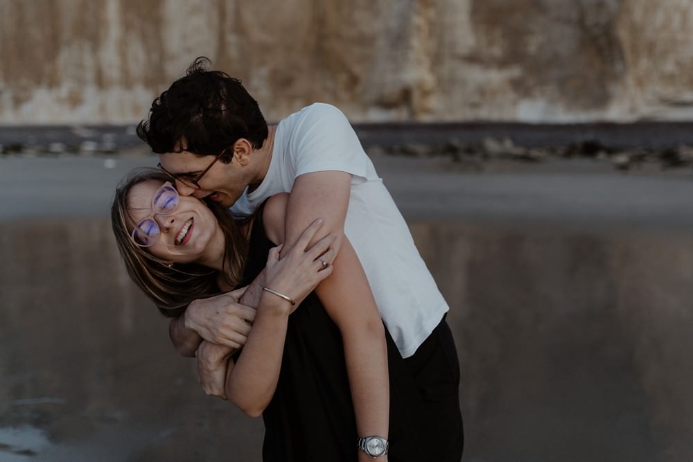 La jolie plage de Varengeville sur Mer comme lieu pour réaliser une séance couple (engagement) afin de faire connaissance avec sa photographe Emmanuelle Auzou, avant le mariage.