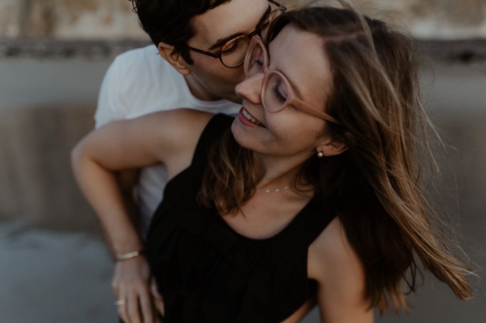 La jolie plage de Varengeville sur Mer comme lieu pour réaliser une séance couple (engagement) afin de faire connaissance avec sa photographe Emmanuelle Auzou, avant le mariage.