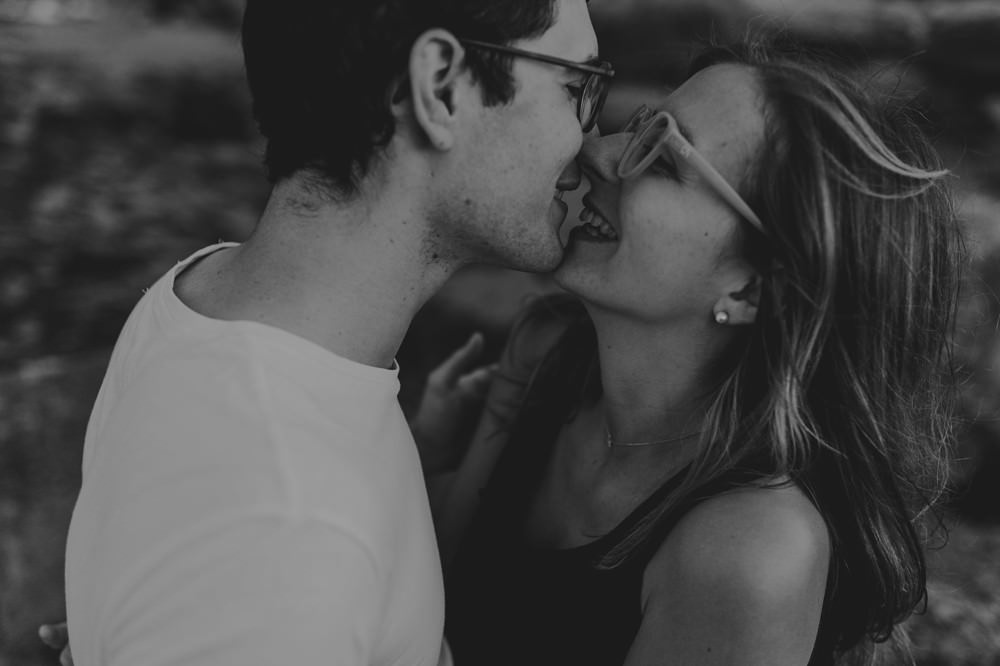 La jolie plage de Varengeville sur Mer comme lieu pour réaliser une séance couple (engagement) afin de faire connaissance avec sa photographe Emmanuelle Auzou, avant le mariage.