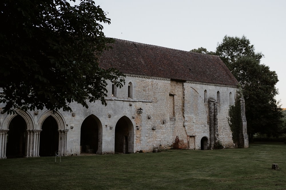 Mariage intime et minimaliste à l'Abbaye de Fontaine Guérard - Emmanuelle Auzou Photographe