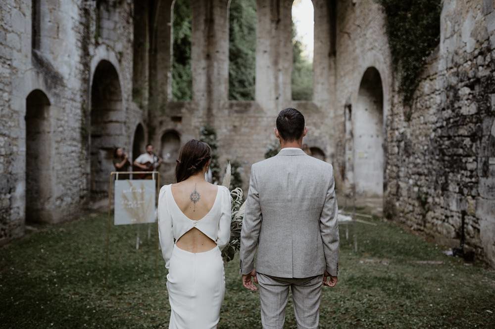 Mariage intime et minimaliste à l'Abbaye de Fontaine Guérard - Emmanuelle Auzou Photographe