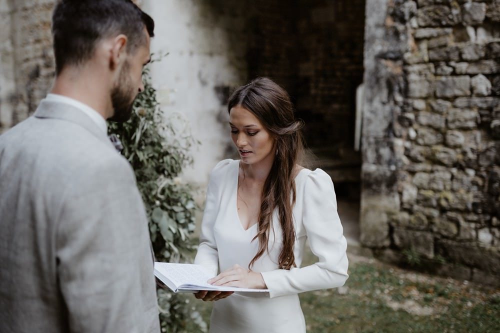 Mariage intime et minimaliste à l'Abbaye de Fontaine Guérard - Emmanuelle Auzou Photographe