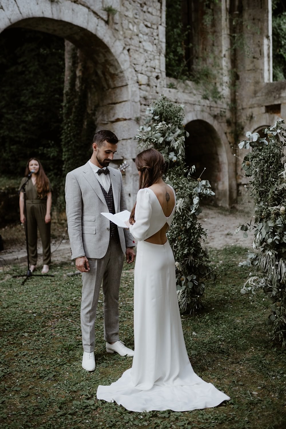 Mariage intime et minimaliste à l'Abbaye de Fontaine Guérard - Emmanuelle Auzou Photographe