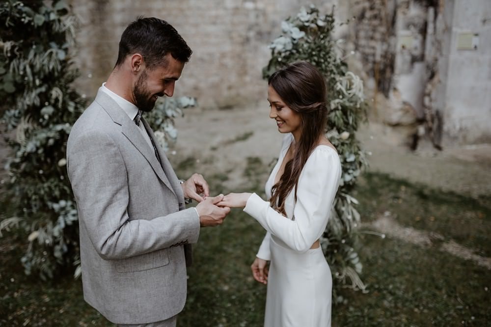 Mariage intime et minimaliste à l'Abbaye de Fontaine Guérard - Emmanuelle Auzou Photographe