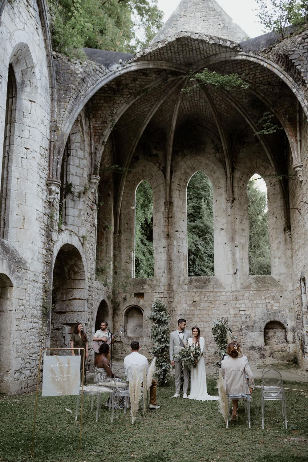 Mariage intime et minimaliste à l'Abbaye de Fontaine Guérard - Emmanuelle Auzou Photographe