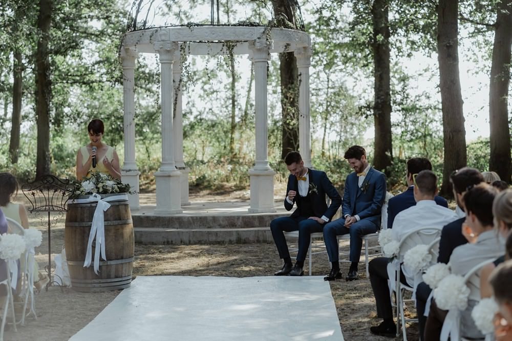 Mariage au Château Barthélémy à Paray-Douaville 78 - Mariage gay avec cérémonie laïque en extérieur - Photographies et Film par Emmanuelle Auzou et Laurent Hersent